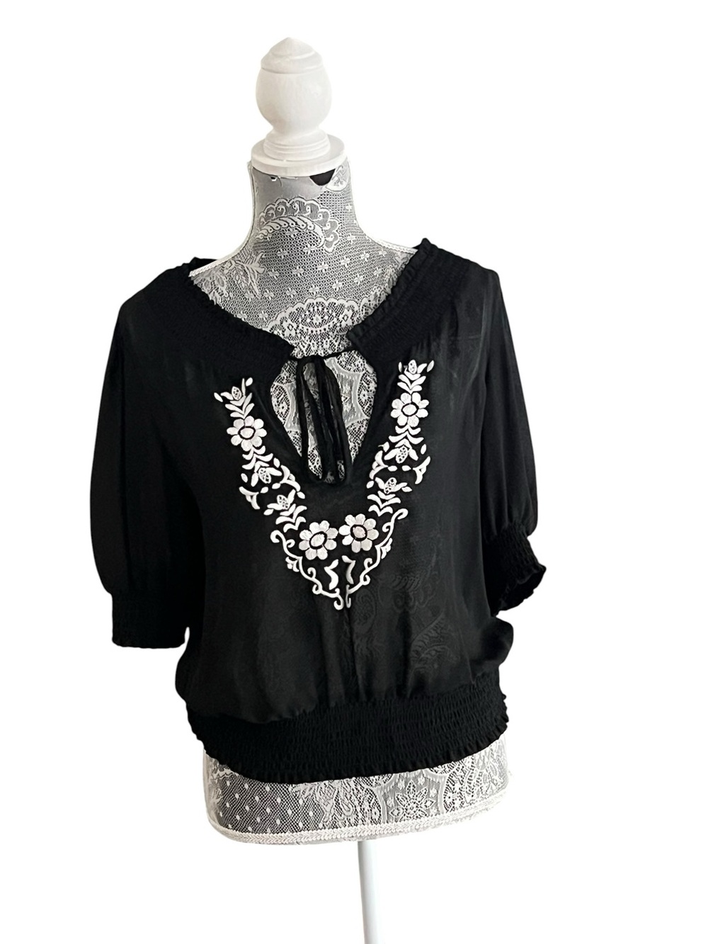 Arden B Black White Embroidered Keyhole Peasant Blouse Size Large